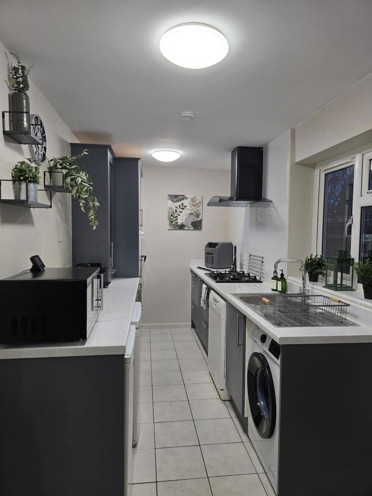 Spacious Modern House W 2x Bathrooms And Parking *